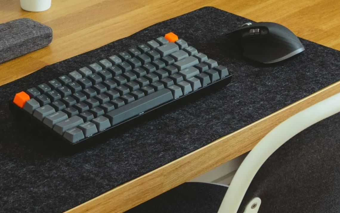 teclado compacto, teclado sem números, teclado no canto direito;