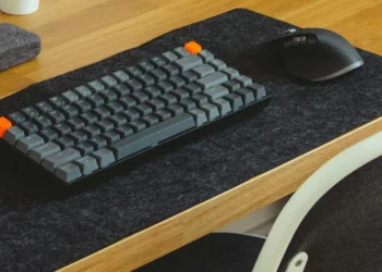 teclado compacto, teclado sem números, teclado no canto direito;